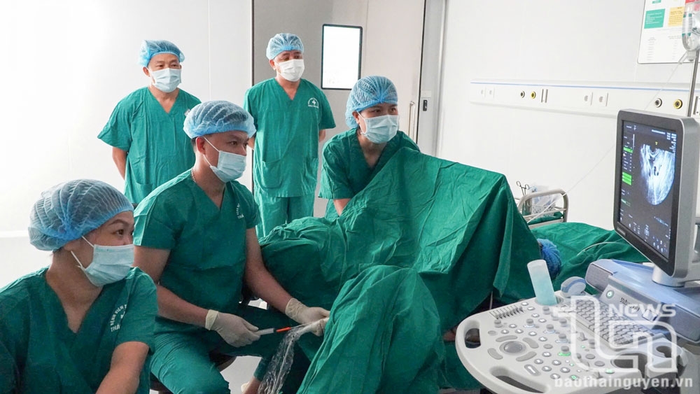 Các bác sĩ Bệnh viện Trung ương Thái Nguyên tiến hành chọc hút trứng làm ivf cho bệnh nhân.